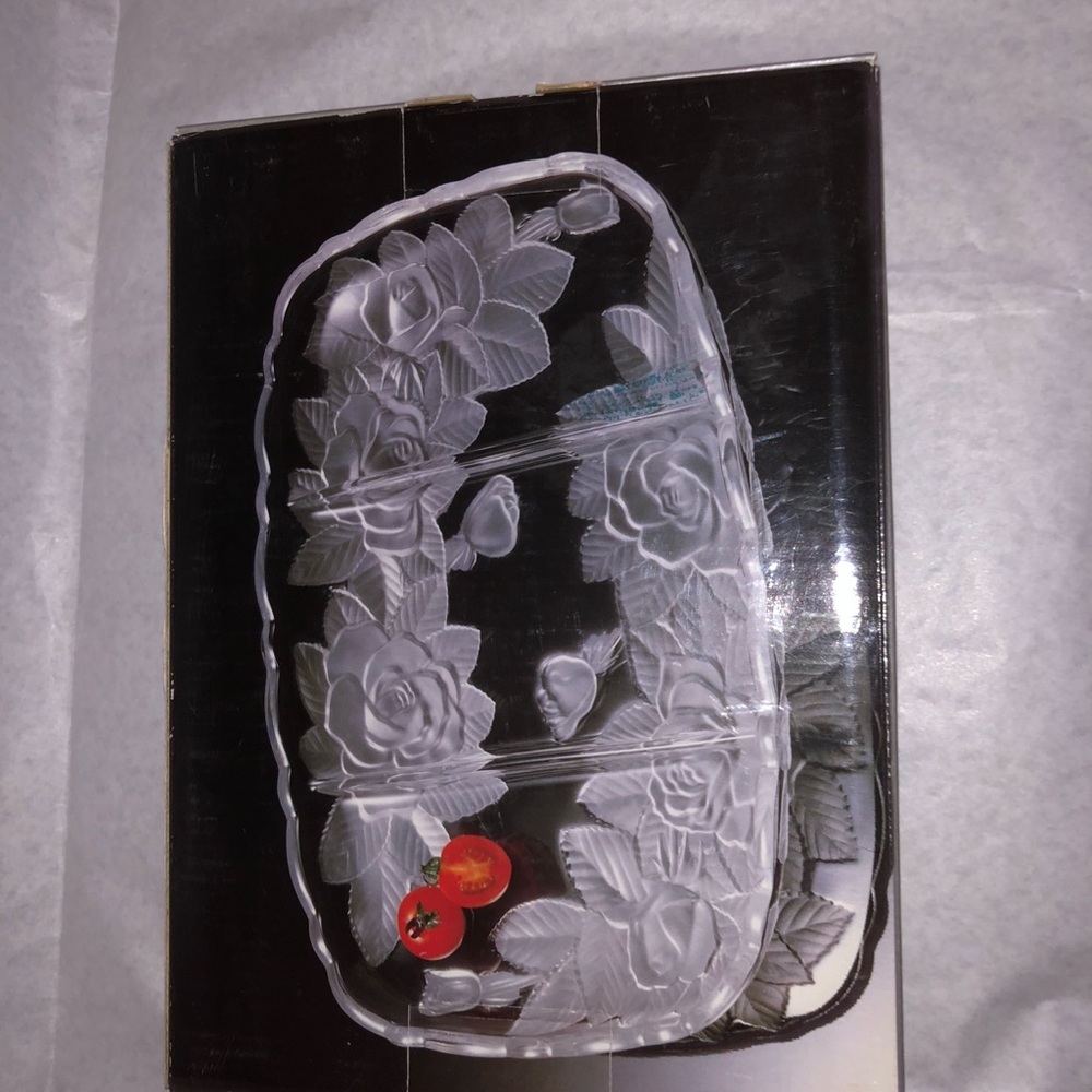 WINTER ROSE SERVING DISH - NEW IN BOX - Picture 3 of 3
